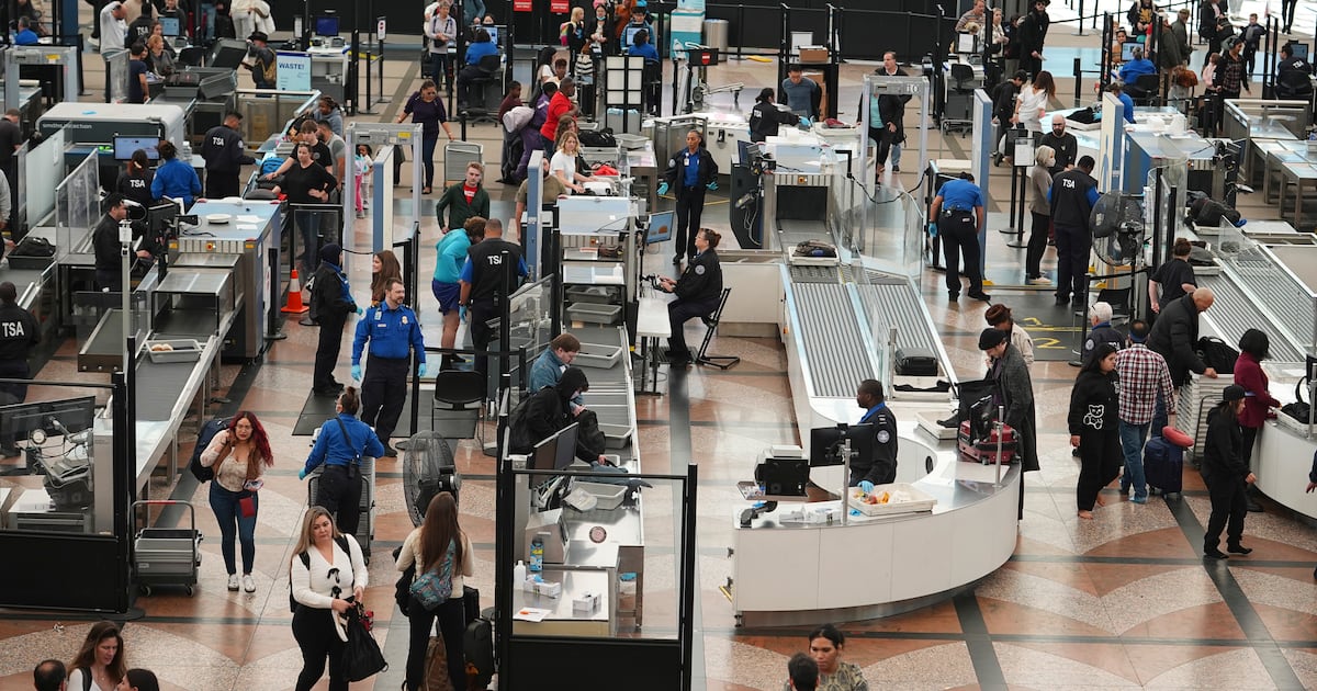 Heavy travel day starts with brief grounding of all American Airlines flights  WSOC TV [Video]