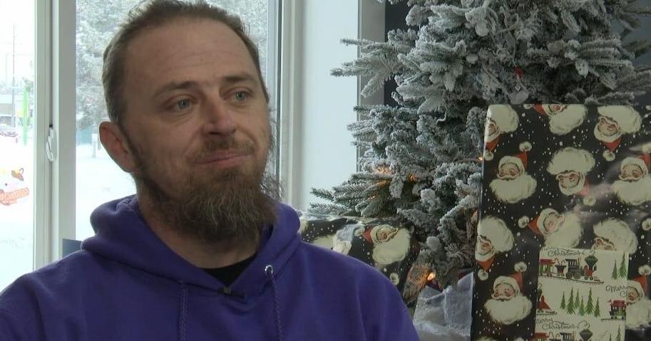 Bay City man gives away Christmas gifts after cancer diagnosis | Video