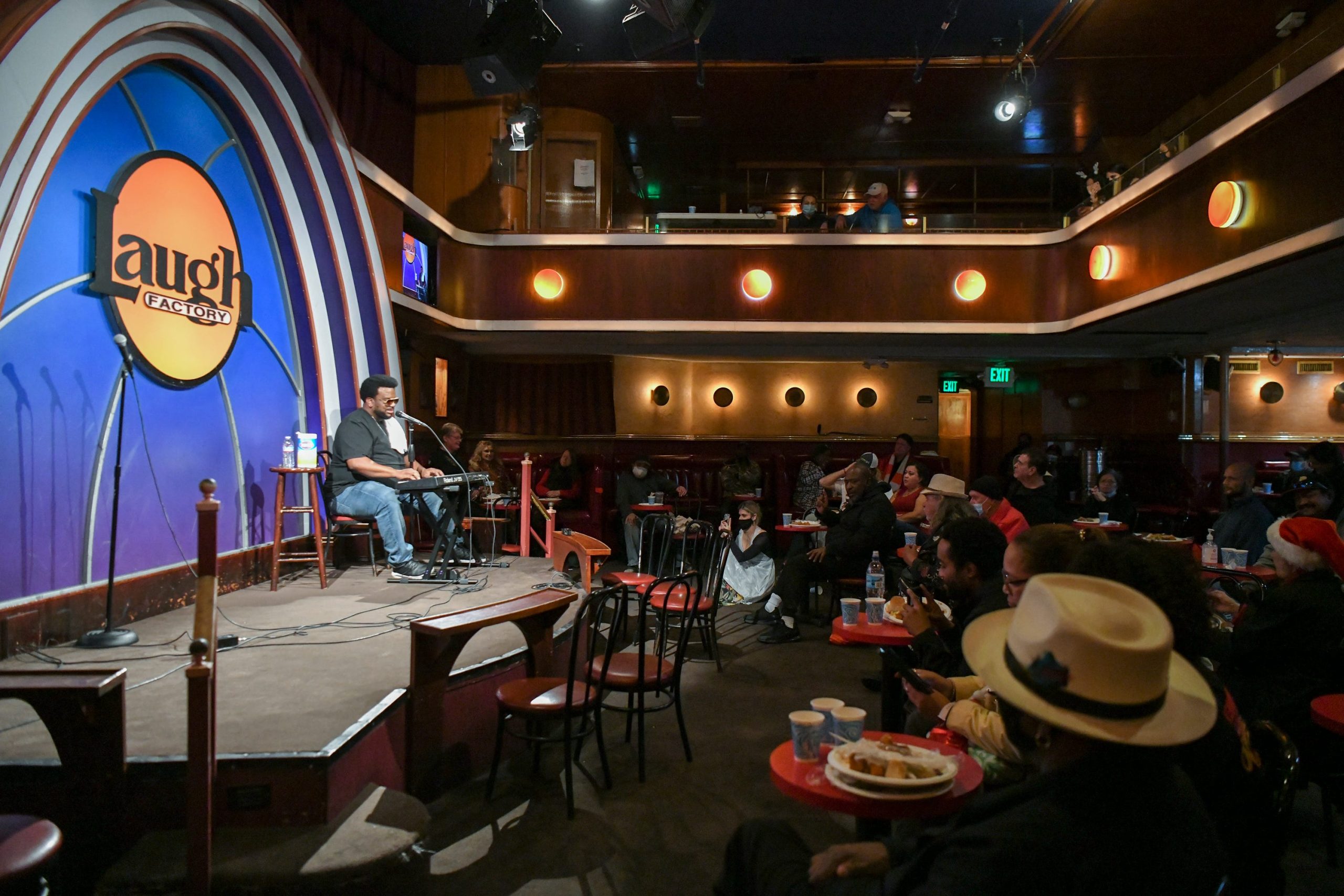 Comedians give back Laugh Factorys yearly Christmas feast [Video]