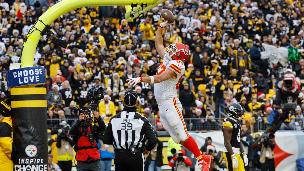 Travis Kelce honors Tony Gonzalez with touchdown celebration [Video]