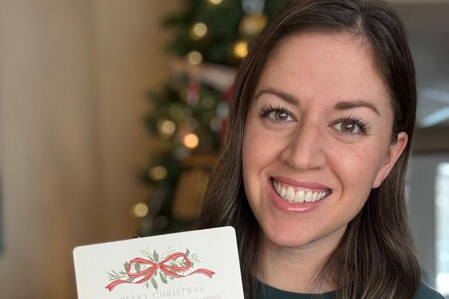 Woman Has Received Christmas Cards from Strangers for 7 Years (Exclusive) [Video]