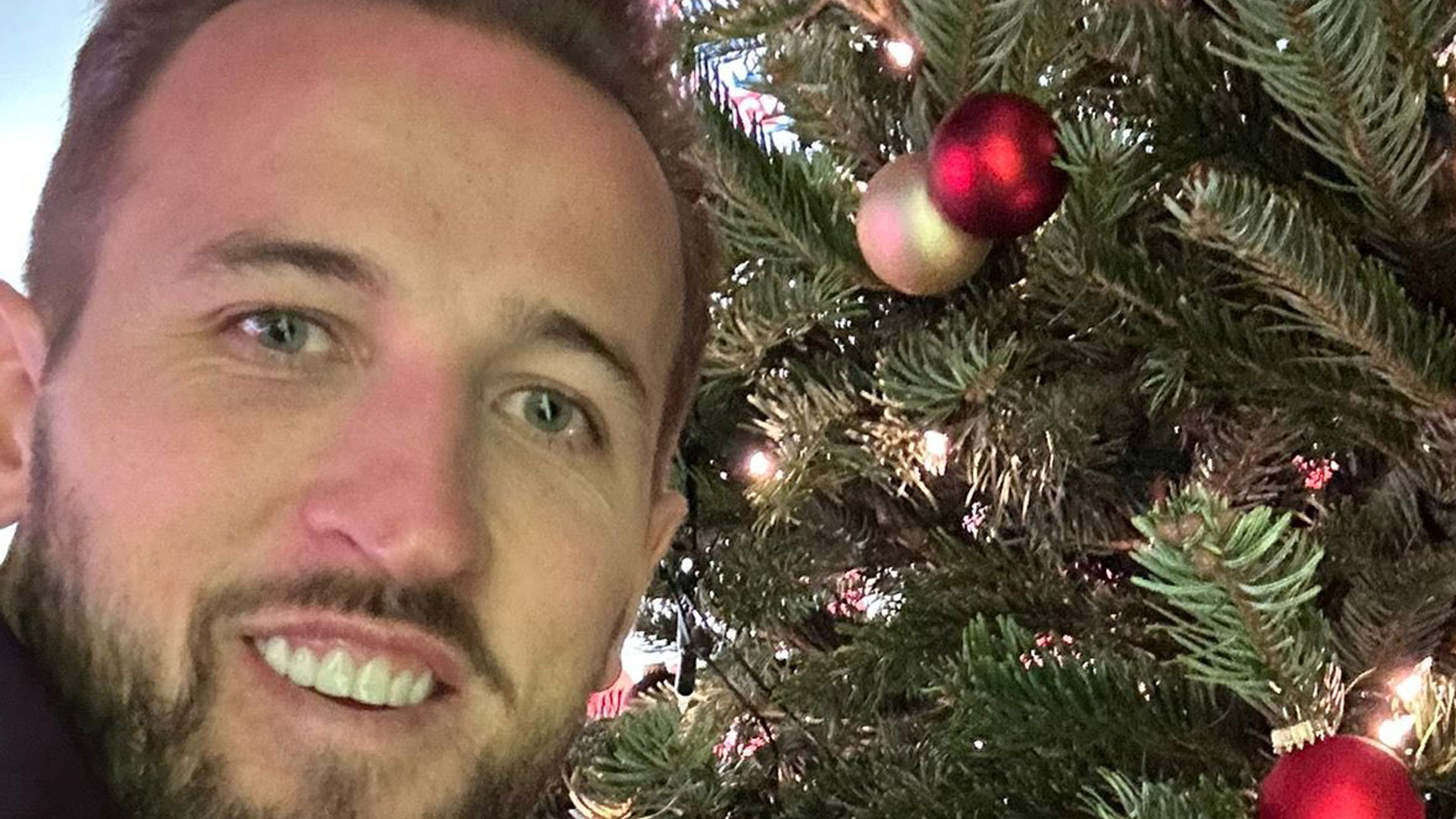 Fans in stitches as Harry Kanes Merry Christmas social media post as England captain thinks tree is a fan [Video]