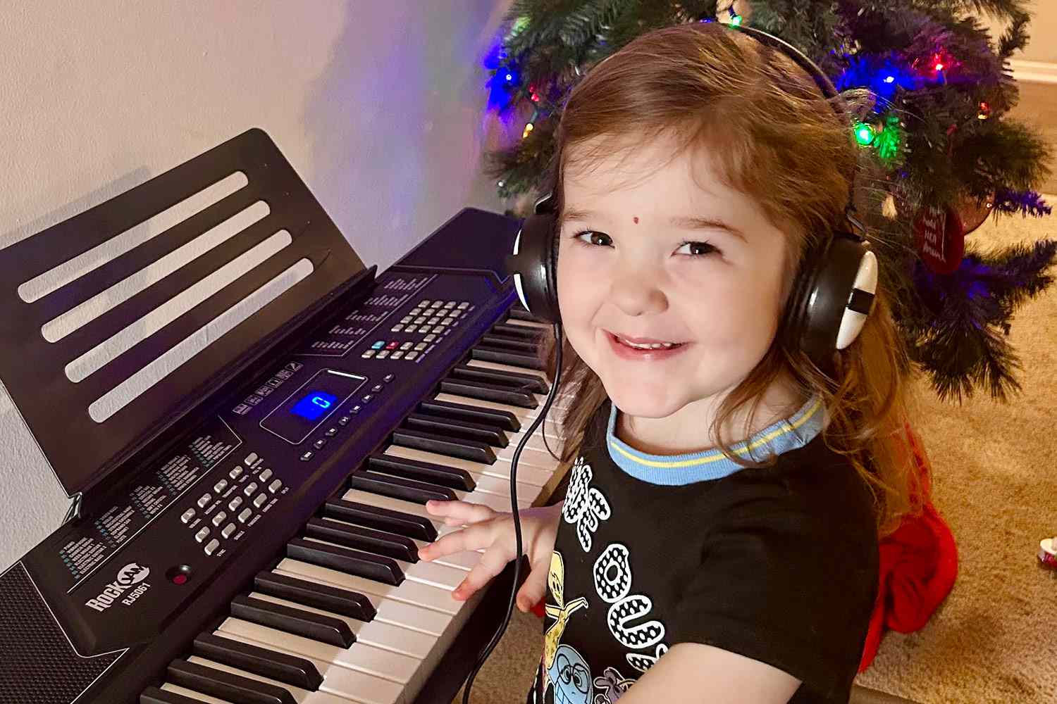 Mom Realizes Keyboard for Daughter’s Christmas Present Is Missing (Exclusive) [Video]