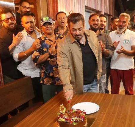 Salman Khan celebrates birthday with close family, friends [Video]