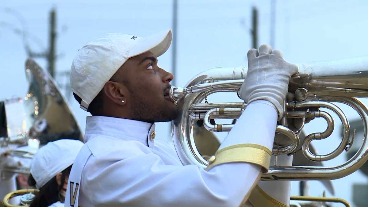 WATCH: Bands and spirit teams get crowd fired up during Birmingham Bowl pep rally [Video]