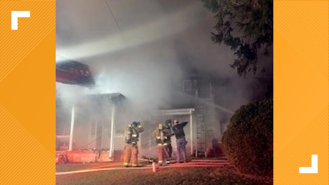 Fire crews battle early-morning blaze in York County [Video]