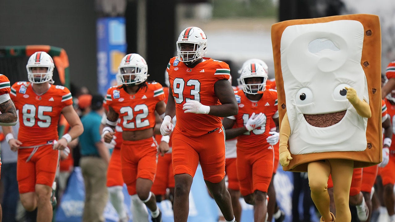 Miami teammates fight on sideline during Pop-Tarts Bowl [Video]