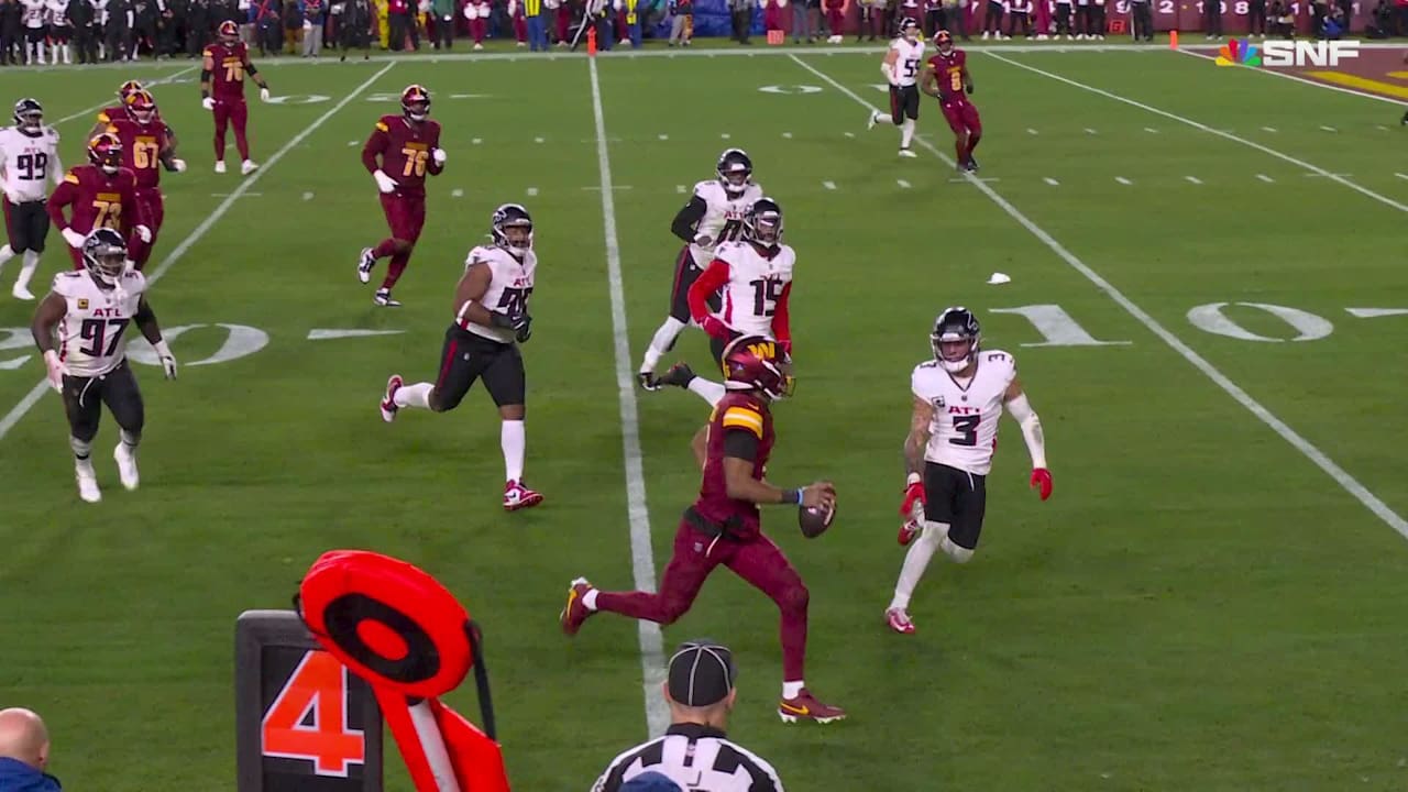 Daniels converts fourth-down with legs on naked bootleg keeper [Video]