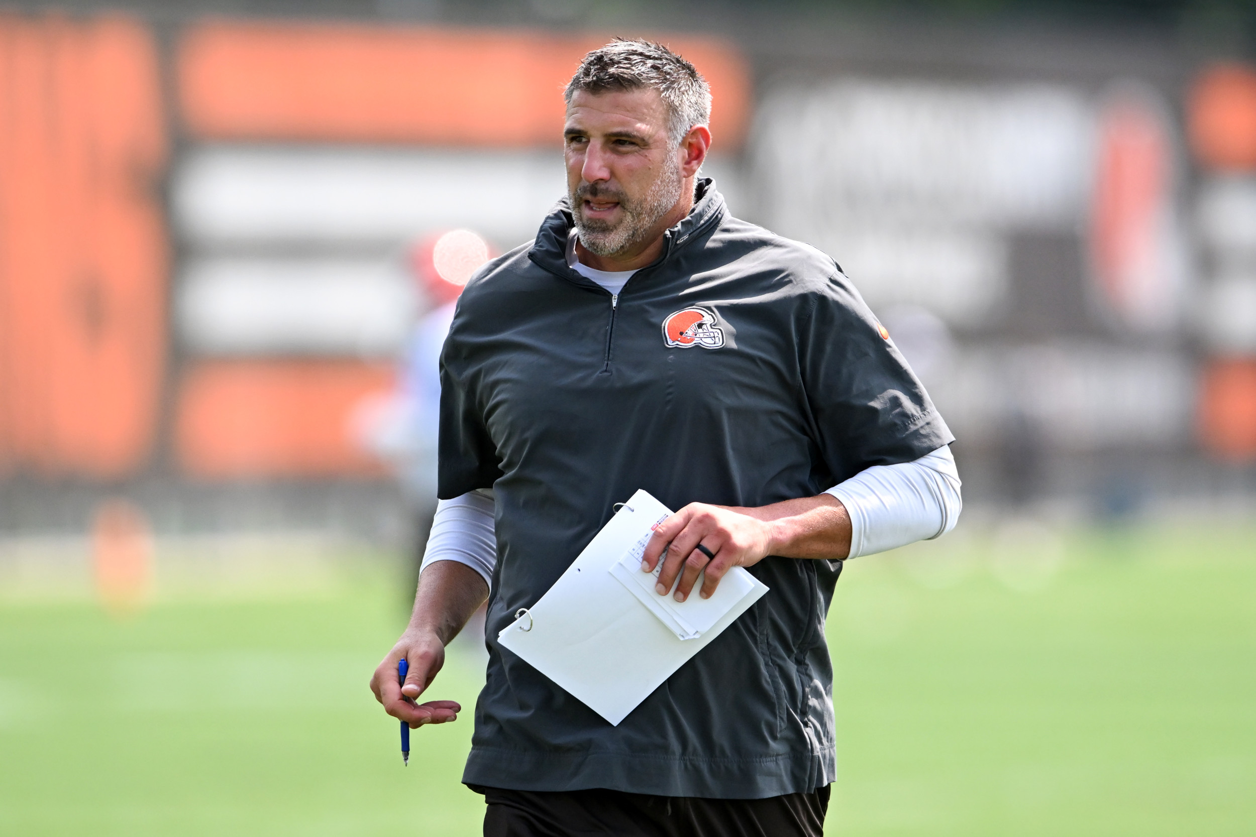 Mike Vrabel Eligible to Interview For Head Coach Vacancies Following End of Agreement With Browns [Video]