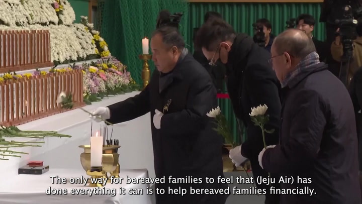 Jeju Air crash victims families plead for help recovering bodies | News [Video]