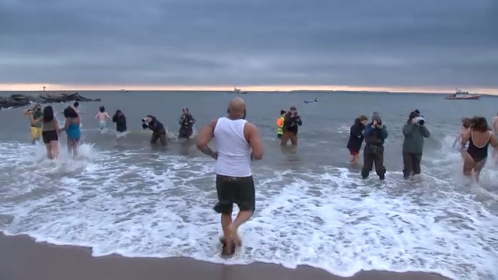 Thousands kick off 2025 participating in annual Coney Island Polar Bear plunge [Video]