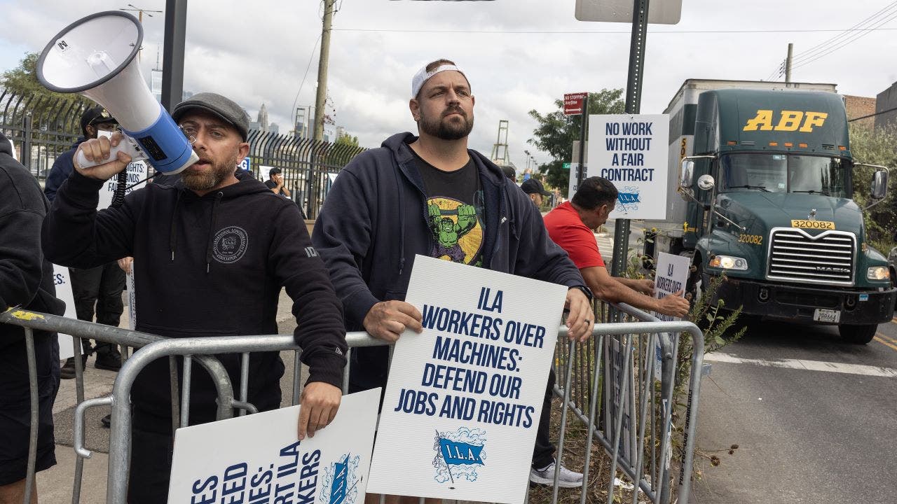 Dockworkers’ union, employers to resume talks as strike threat looms [Video]