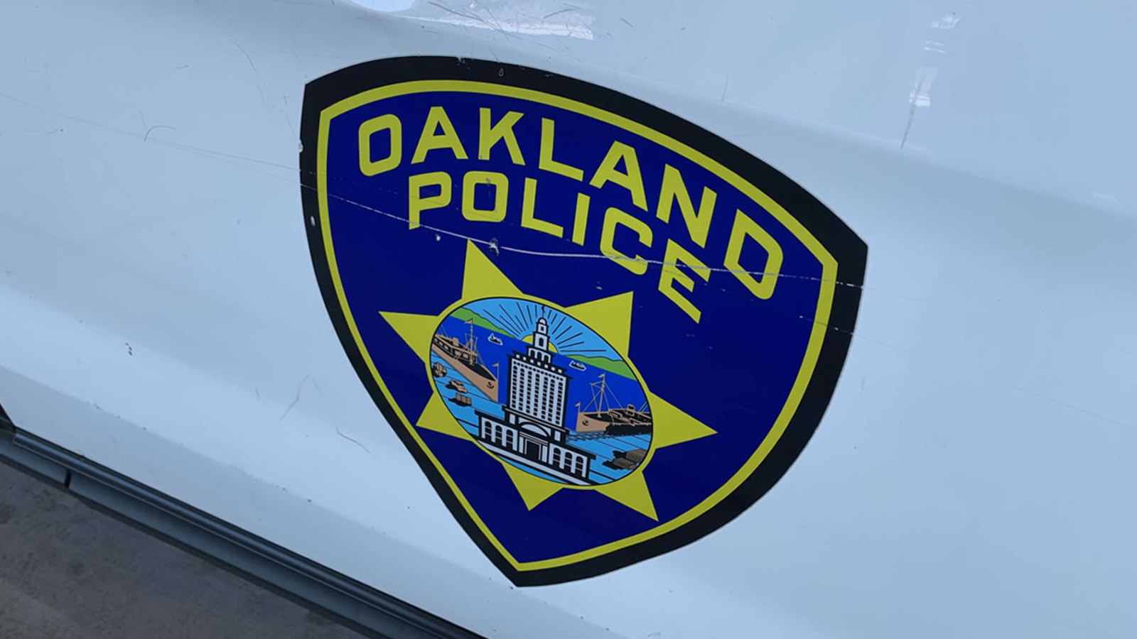 Oakland police officer shoots suspect during foot pursuit, authorities say [Video]