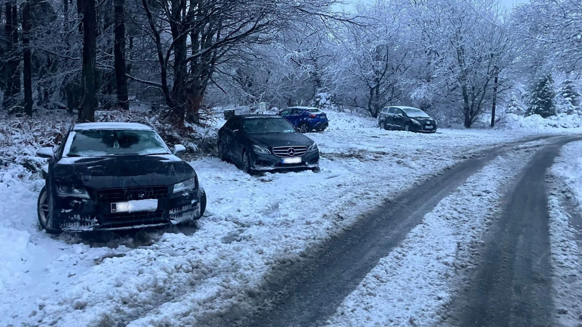 Cars abandoned on roads left impassable by heavy snow & traffic at standstill on busy motorway as cold snap hits Ireland [Video]