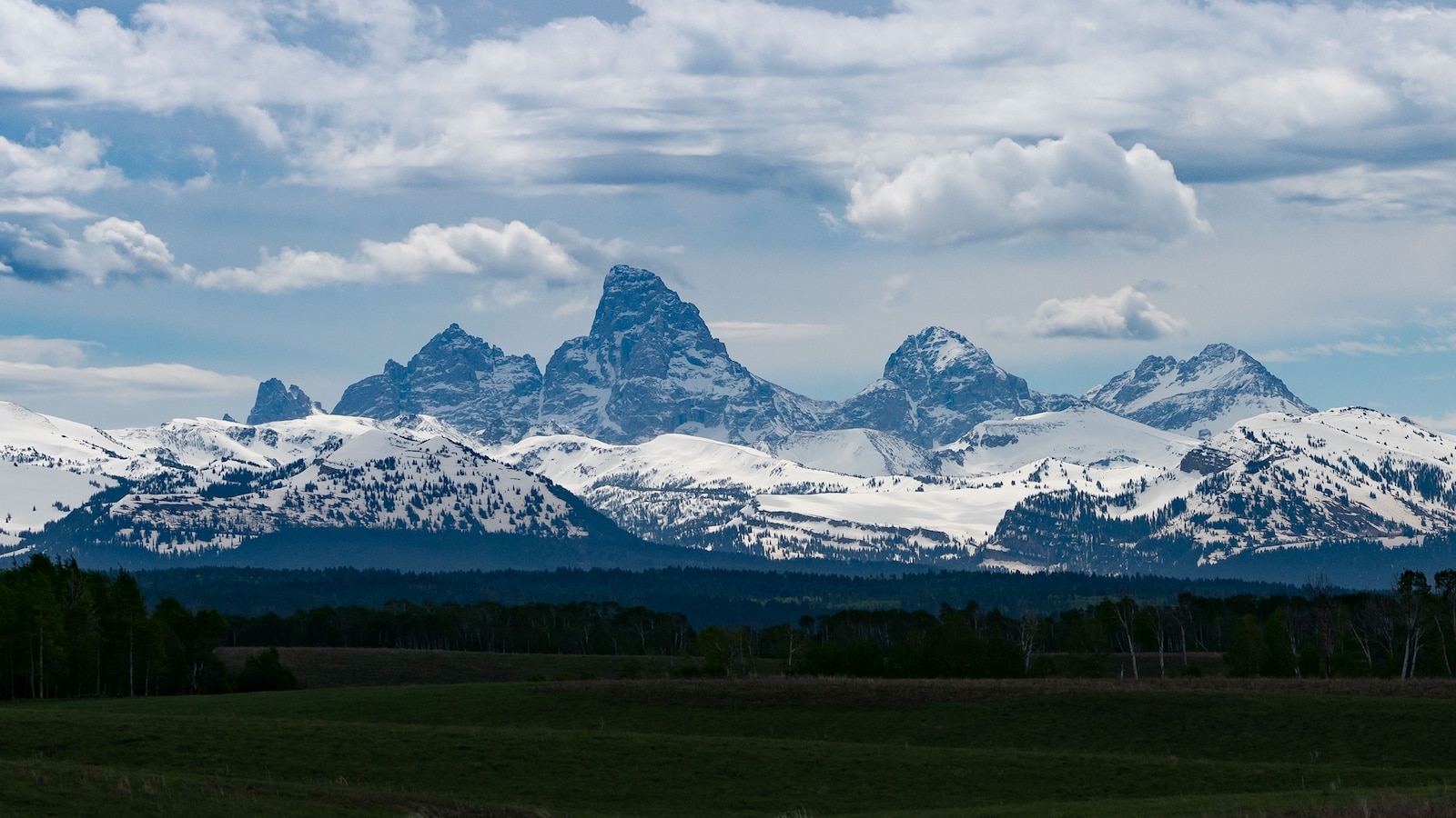 1 dead, 1 injured after ski group triggers avalanche in Wyoming [Video]