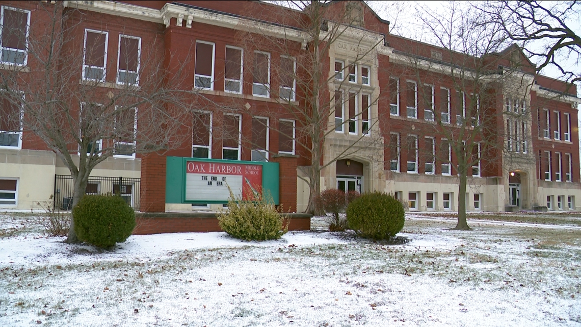 Former Oak Harbor middle school to be demolished; property developer opposes [Video]