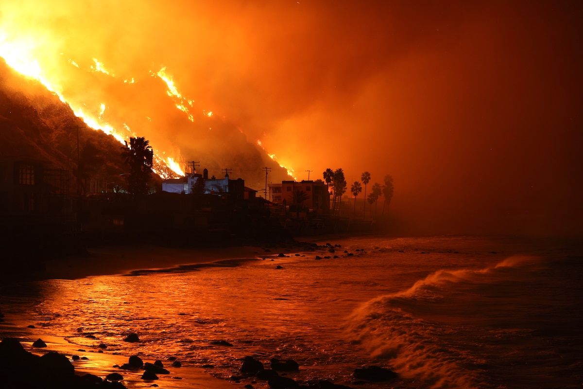 Tens of Thousands Flee Deadly Wildfires in Southern California [Video]