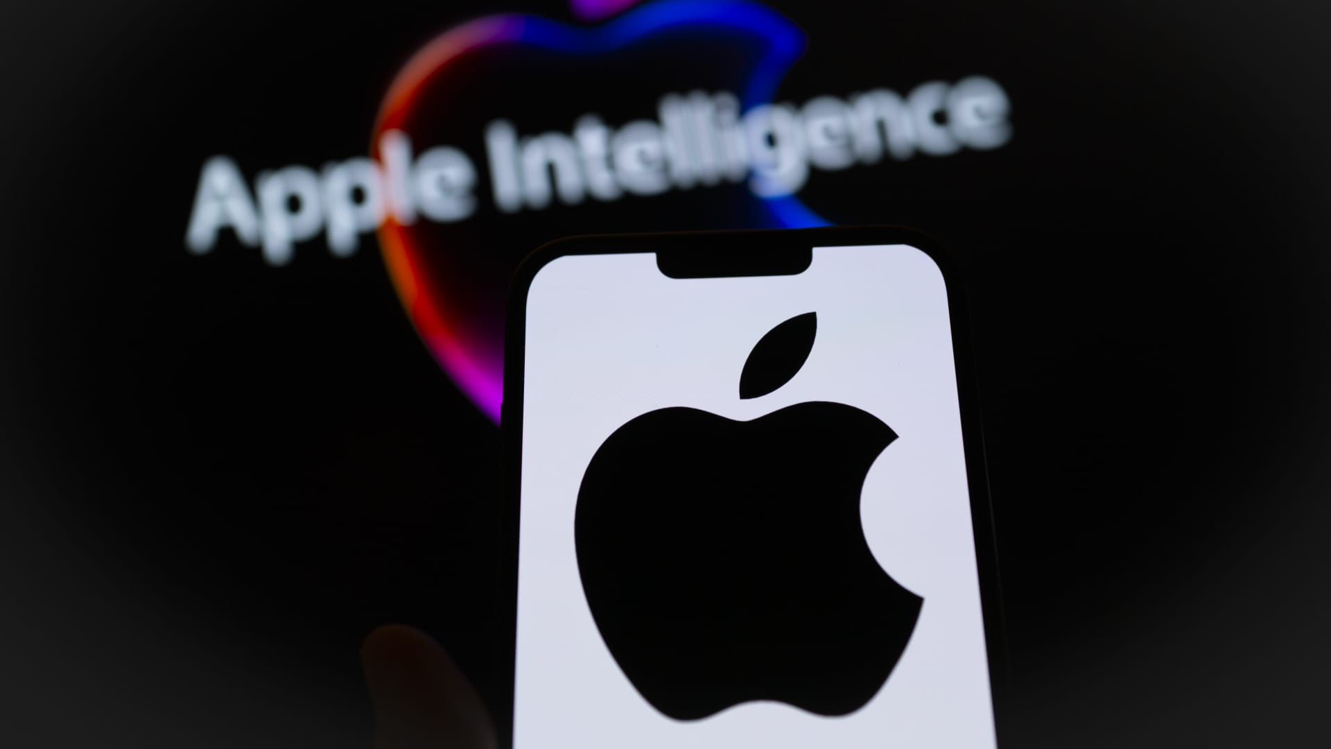 Apple AI fake news alerts highlight the tech’s misinformation problem [Video]