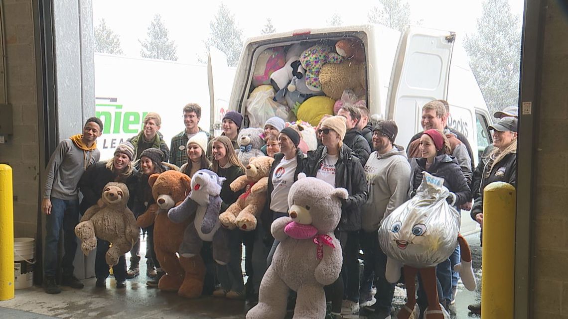 Hershey team hurries to turn tossed teddy bears into smiles [Video]