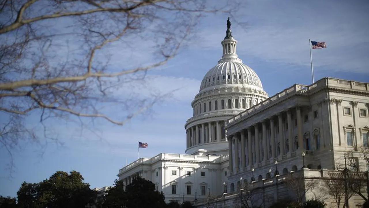 Capitol Police arrest man attempting to set his car on fire in Washington D.C. [Video]