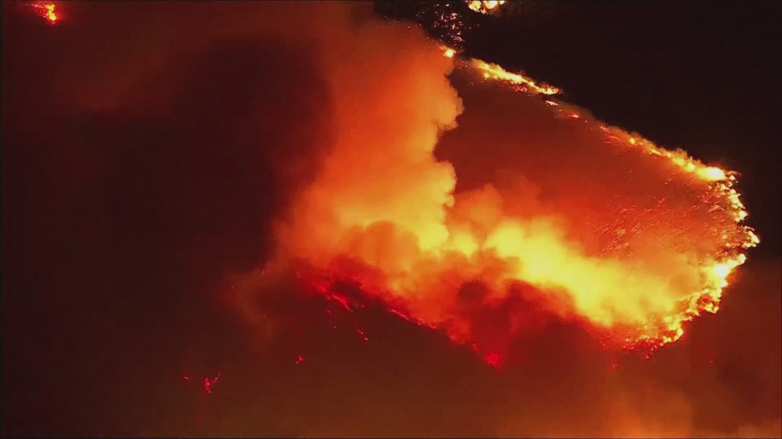 Officials: 5 dead, thousands evacuated after LA wildfires [Video]