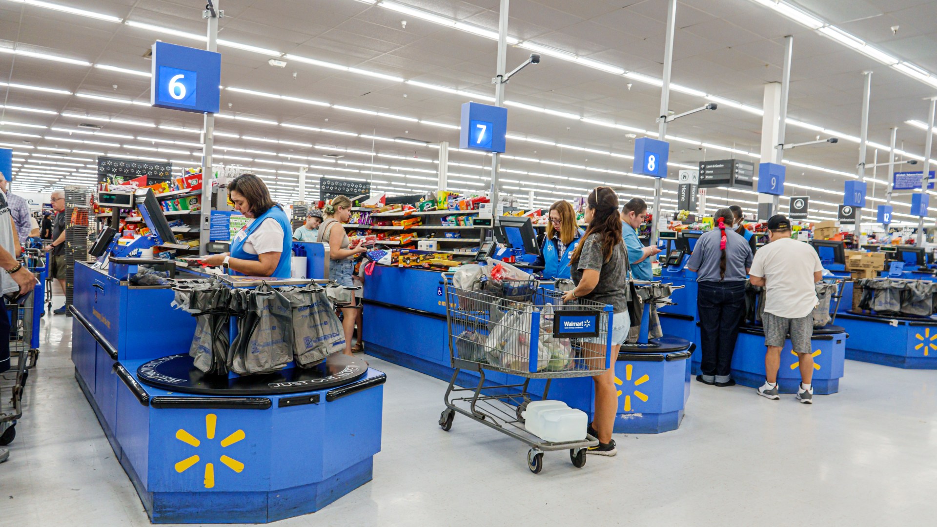 Walmart admits shoppers checkout experience was odd as all 30 self-service machines were closed – even on weekdays [Video]