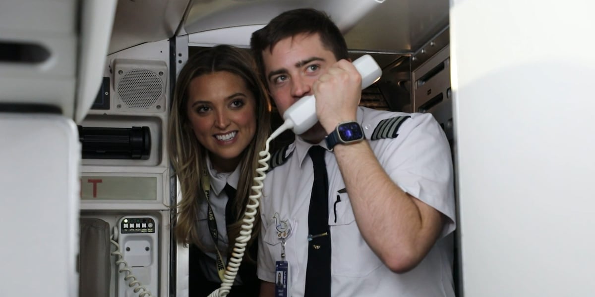 Brother and sister pilots fly commercial plane together for the first time [Video]