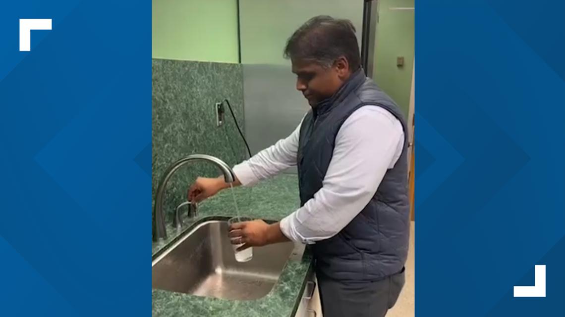 Richmond mayor drinks tap water to announce end of Boil Water Advisory [Video]