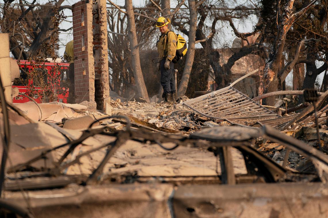 LA city, fire officials deny rift as infernos rage [Video]