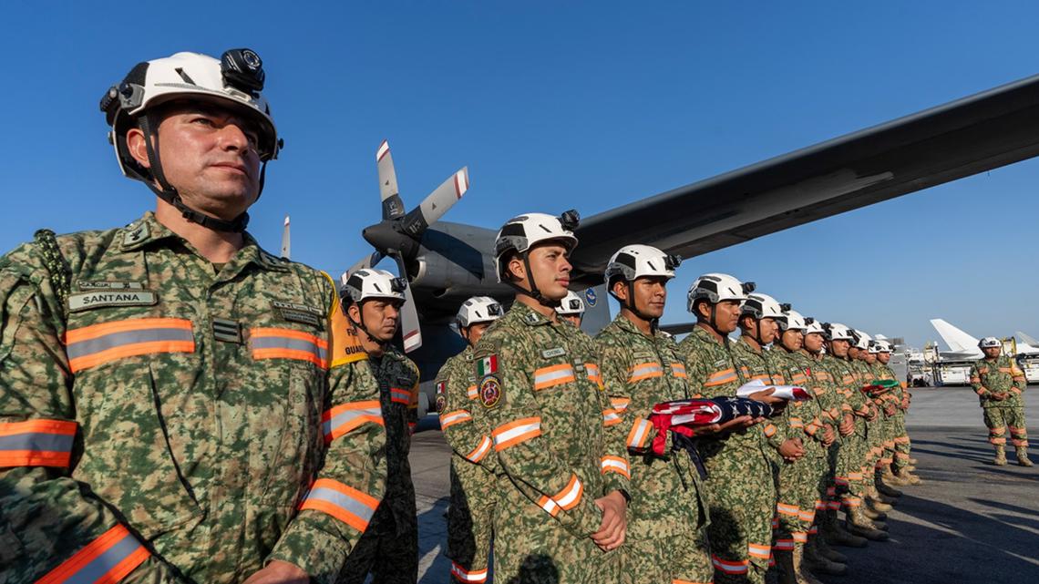 Firefighters from Mexico arrive in LA to aid in fight against wildfires [Video]