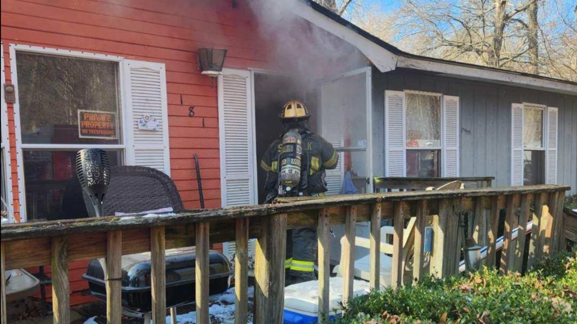 House fire in Suffolk displaces 2, cause under investigation [Video]