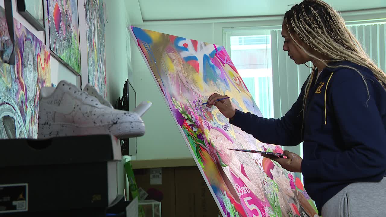 Cal Hooper is an artist off the court [Video]