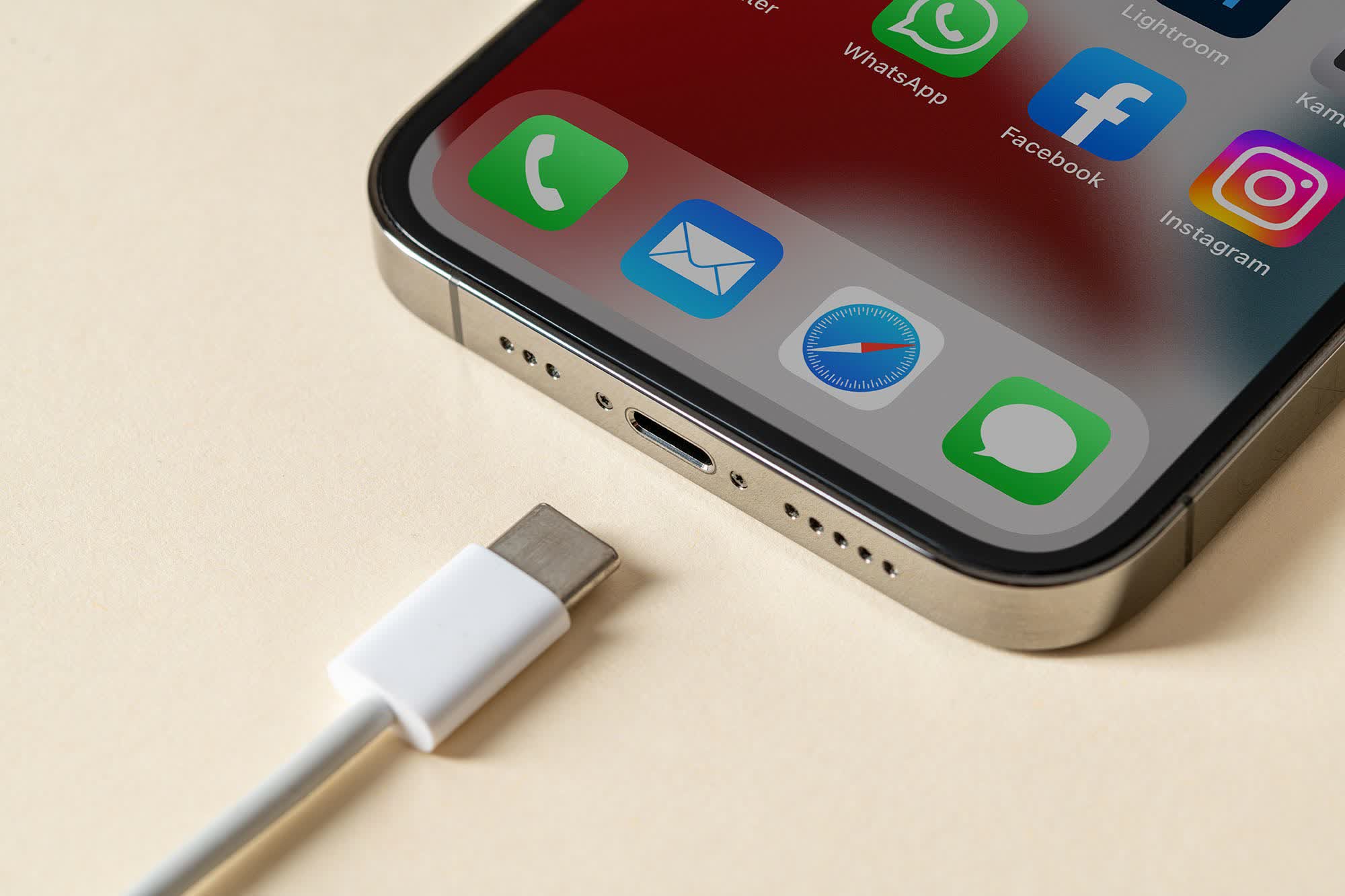 iPhone USB-C is hackable, but users don’t need to worry yet [Video]