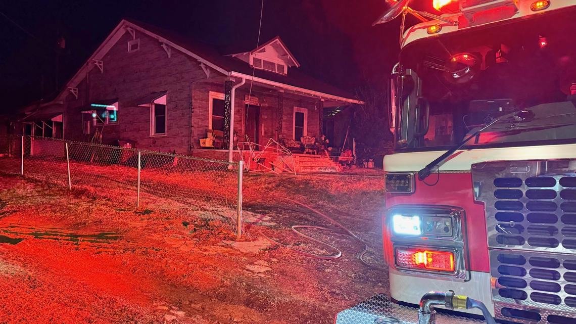 Fire breaks out at home in Lexington | 2 adults, 2 kids make it out safe [Video]