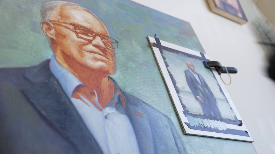 Spokane native unveils official portrait of Governor Inslee [Video]