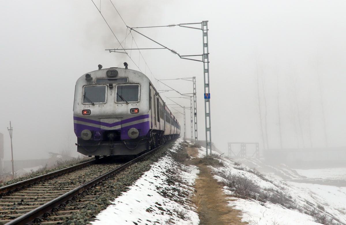 Train service suspended in Valley due to fresh snowfall [Video]