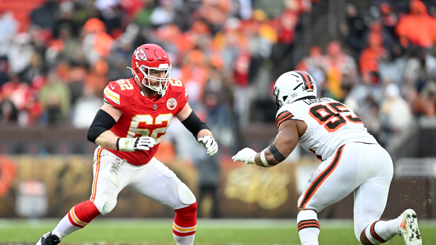 Andy Reid: Joe Thuney, D.J. Humphries have both been in, done a nice job at left tackle [Video]