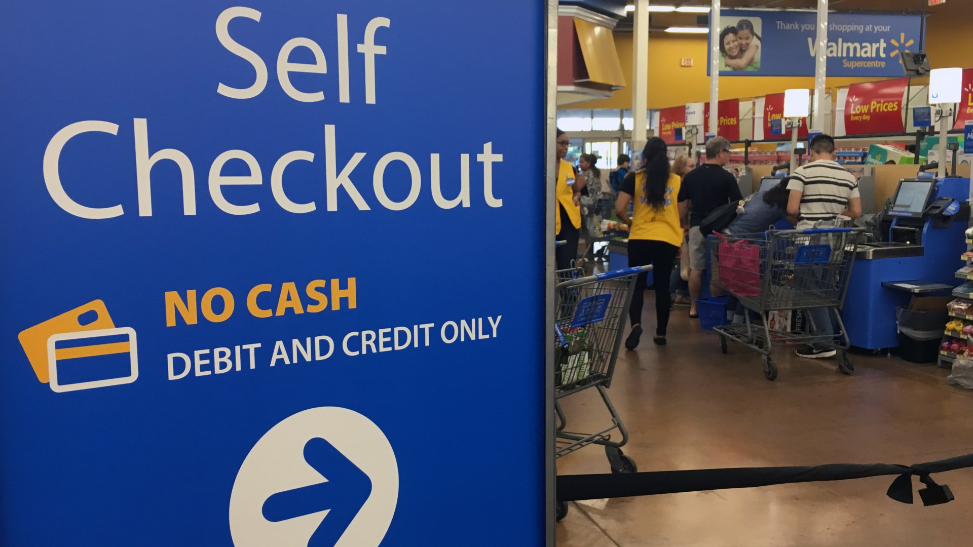 Walmart self-checkout user stopped by a ‘light’ – workers came over & ‘watched vid of him scanning items 4 times’ [Video]