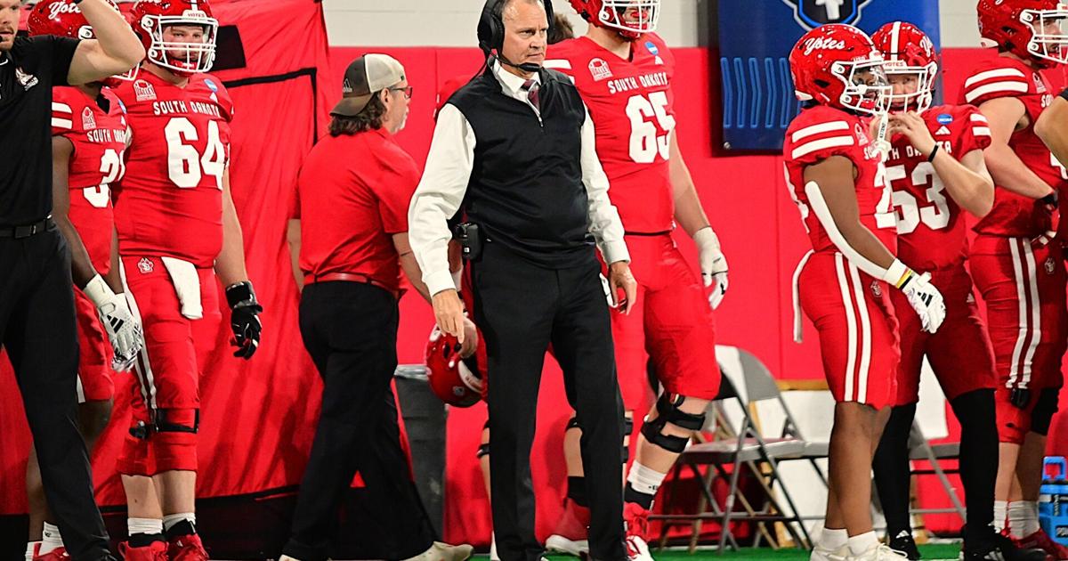 Nielson steps down as USD football HC, Johansen takes over [Video]