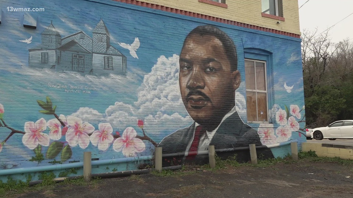 Macon natives come out to help clean up in front of MLK mural [Video]