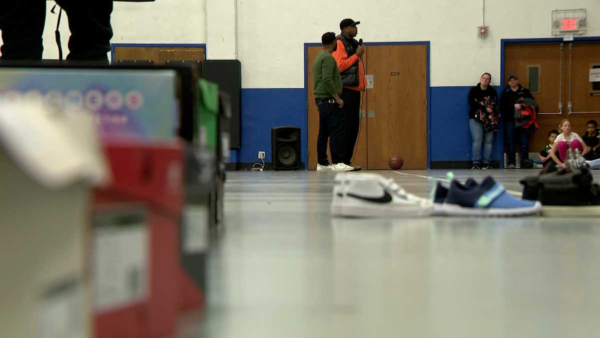 Bucks, Vin Baker donate shoes to local kids [Video]