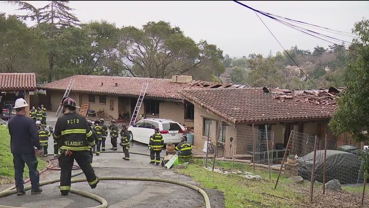 Firefighters rescue people from burning home [Video]