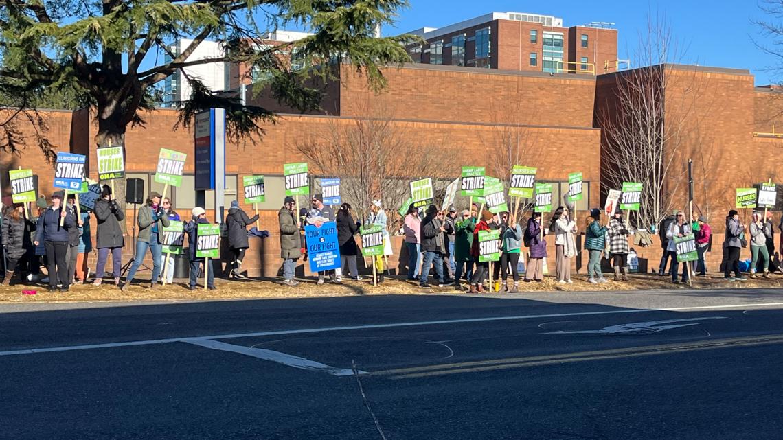 Providence strike enters Day 10 as Sen. Ron Wyden joins picket line [Video]