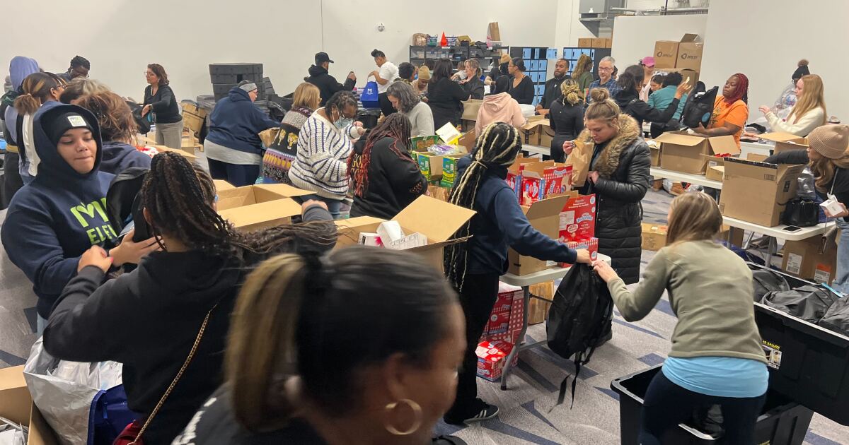 Volunteers with Evolve Community prepare hundreds of care kits for the homeless [Video]